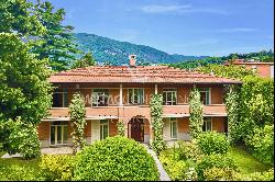 Spacious prestigious villa surrounded by greenery in Mendrisio for sale