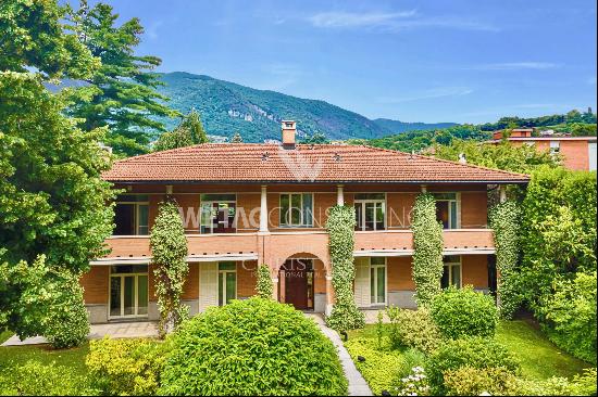 Spacious prestigious villa surrounded by greenery in Mendrisio for sale