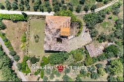 ESTATE WITH PERIOD VILLAS FOR SALE 30' FROM FLORENCE, TUSCANY