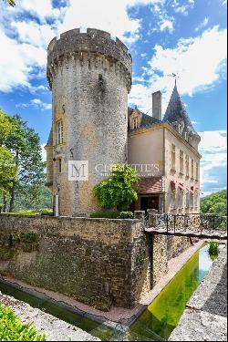 Stunning moated château and domaine in Dordogne