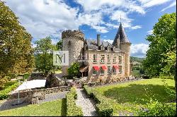 Stunning moated chateau and domaine in Dordogne