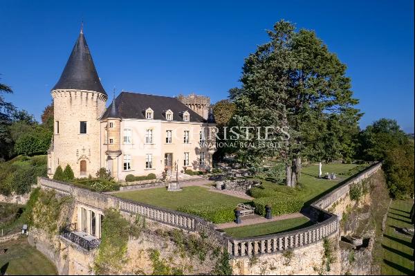 Stunning moated château and domaine in Dordogne