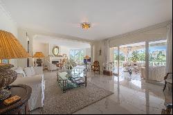 Elegant villa with panoramic sea views in Marbella Hill Club, on, Marbella 29602