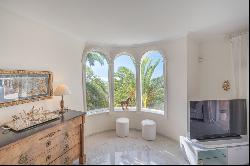 Elegant villa with panoramic sea views in Marbella Hill Club, on, Marbella 29602