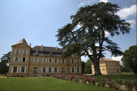 Beautiful single-storey flat in the heart of a chateau within a shared property