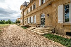 Beautiful single-storey flat in the heart of a chateau within a shared property