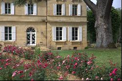 Beautiful single-storey flat in the heart of a chateau within a shared property