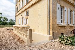 Charming single-storey flat in the heart of a chateau within a shared property