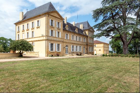 Charming single-storey flat in the heart of a chateau within a shared property