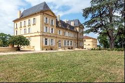 Charming single-storey flat in the heart of a chateau within a shared property