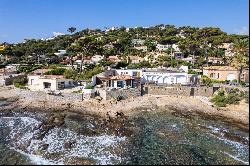 Waterfront house of 180 sq.m with sea view.