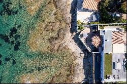 Waterfront house of 180 sq.m with sea view.