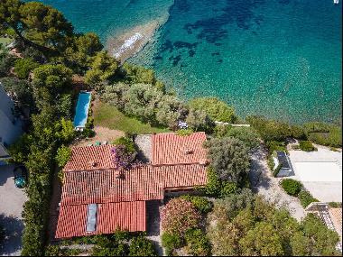 Villa on one level with panoramic sea view and private access to the beach in La Ciotat