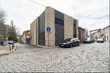 Contemporary 3-bedroom house with garden and garage in Ramalde, Porto.