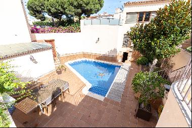 House with swimming pool and garage in the center of Vilassar de Mar
