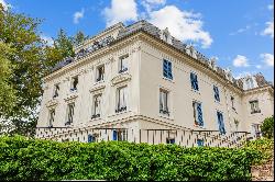 Apartment on the ground floor view Seine in a renovated mansion