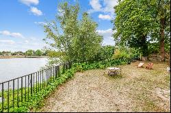 Apartment on the ground floor view Seine in a renovated mansion