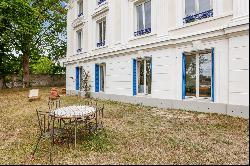 Apartment on the ground floor view Seine in a renovated mansion