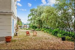 Apartment on the ground floor view Seine in a renovated mansion