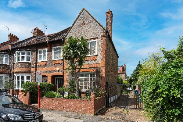 Four Bedroom End of Terrace Family Home in Bedford Park Borders