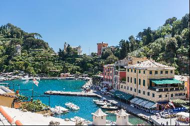 This charming apartment overlooks the iconic Piazzetta of Portofino in a historic building