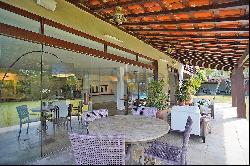 House surrounded by greenery with a view of Cristo Redentor and Lagoa Rodrigo de