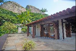 House surrounded by greenery with a view of Cristo Redentor and Lagoa Rodrigo de