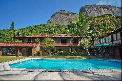 House surrounded by greenery with a view of Cristo Redentor and Lagoa Rodrigo de