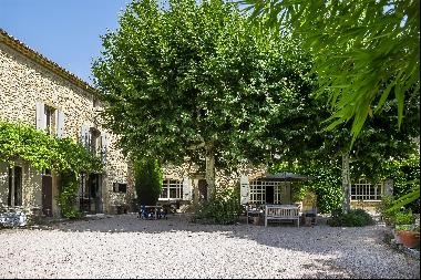 Large Provencale property with a guest cottage for sale close to Séguret