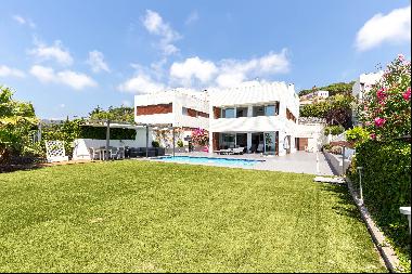 Modern house with pool and sea views in St Vicenç de Montalt - Costa BCN