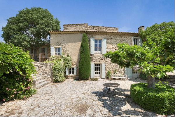 Farmhouse with pool and large plot for sale in Gordes.