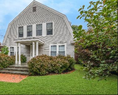 Stunning 4-bed, 3 bath Southampton village home featuring a luxurious 40-foot natural gas 