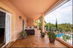 Residence located in the prestigious gated community of Roca LLisa