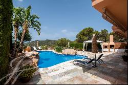 Residence located in the prestigious gated community of Roca LLisa