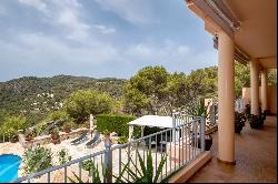 Residence located in the prestigious gated community of Roca LLisa