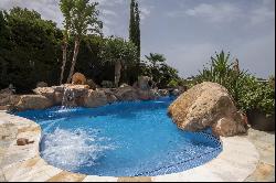 Residence located in the prestigious gated community of Roca LLisa