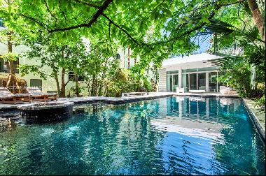 Spectacular, private oasis in the middle of South of Fifth! This 1 bedroom, 1 bathroom Vil