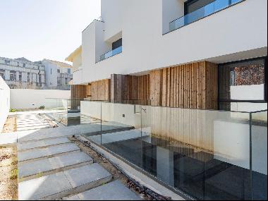 Contemporary 5-bedroom house with garden and garage in Foz, Porto.