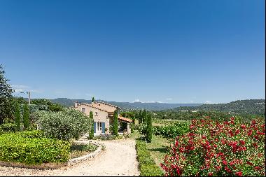 House with cottage and pool for sale in Roussillon.