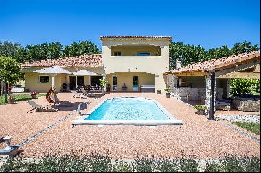 Property with cinema room and swimming pool for sale near Isle sur la Sorgue