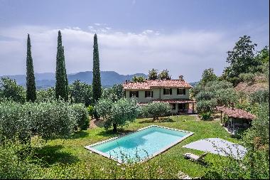 Beautiful property for sale near Lucca, with a lovely large garden, land  and a swimming p