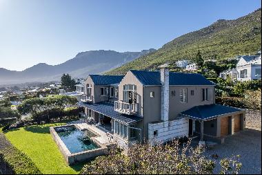 STYLISH AND SOPHISTICATED WITH PANORAMIC SEA VIEWS