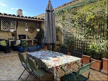 Uzès center - Authentic village house with terrace, garage and vaulted cellar.