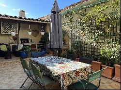 Uzès center - Authentic village house with terrace, garage and vaulted cellar.