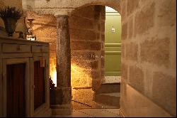 Uzès center - Authentic village house with terrace, garage and vaulted cellar.