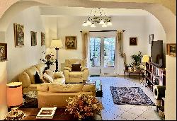 Uzès center - Authentic village house with terrace, garage and vaulted cellar.