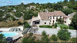 Isolated property with breathtaking views 10 ha, Farmhouse and Gites, small vineyard