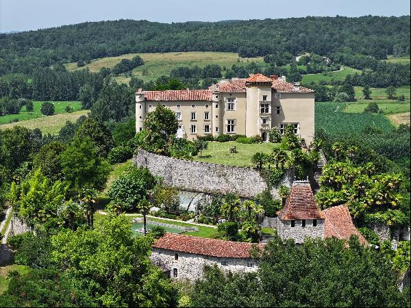 Exceptional listed Renaissance Château with outbuildings