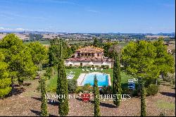 VILLA WITH VINEYARDS AND POOL FOR SALE IN SIENA