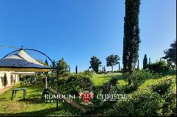 VILLA WITH VINEYARDS AND POOL FOR SALE IN SIENA